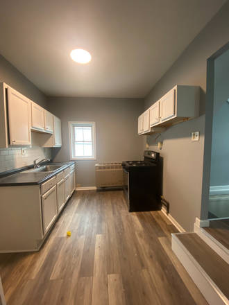 Kitchen - HUGE 4BR – 4 FREE Parking Spots • Walk to UVM & Downtown Apartments