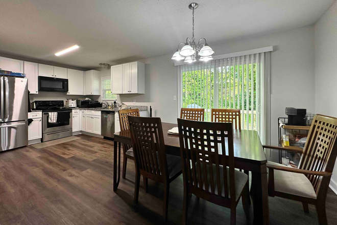 Upstairs Dining Room - Fully Furnished Room for Rent with Duke affiliates, 10 mins from Campus House