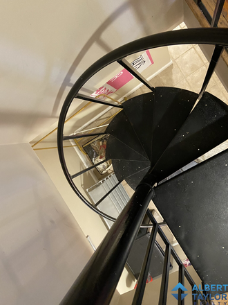 Spiral Staircase - Large 5-Bedroom Duplex!!