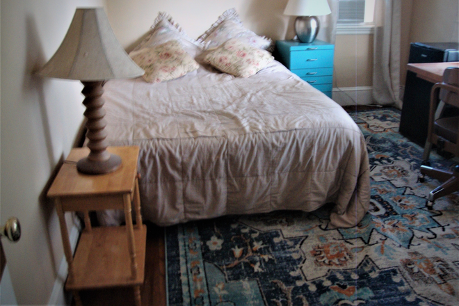 BEDROOM/QUEENSIZE BED - Furnished Room Available in Private Home MALES Preferred