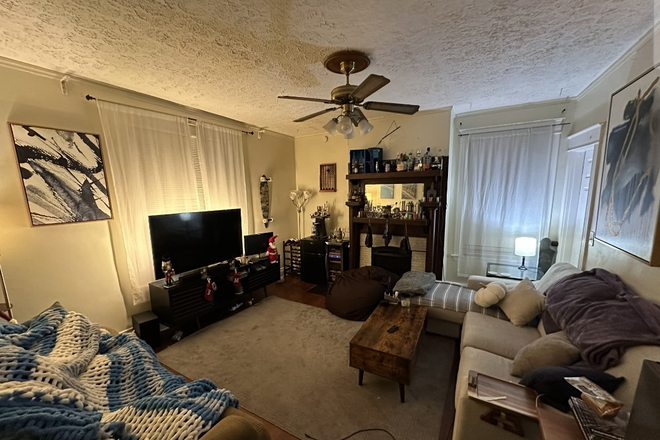 livingroom - Walk to UC and enjoy school years in a private house with a nice backyard