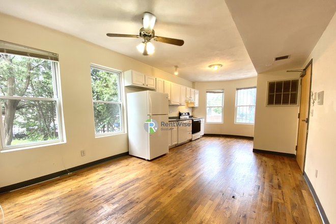 1 - SEPT 2025 | Spacious Huntington Ave 2 Bed | Onsite Laundry | Exposed Brick Apartments