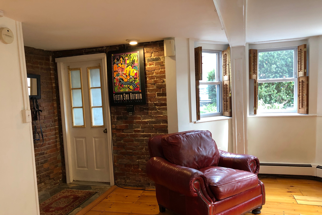 private front entrance & living room with bay window - FULLY FURNISHED 1 bdrm in amazing mid-Cambridge location! 1 month up to renewable 1 year lease Condo