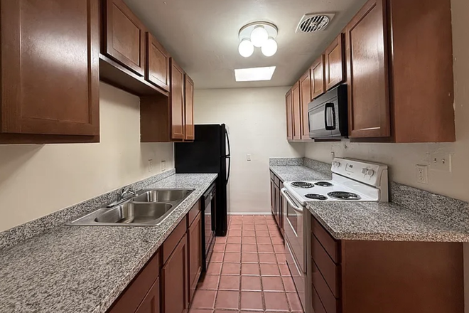 kitchen - 1440 E Lee St #1 House