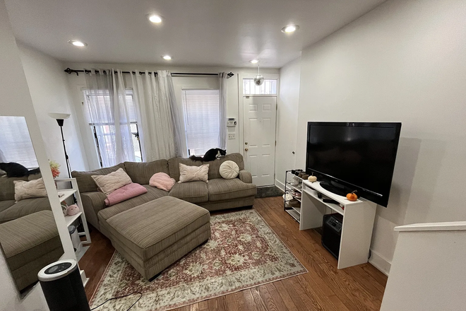Living room - Arlington Street Gem, Close to Campus!! House