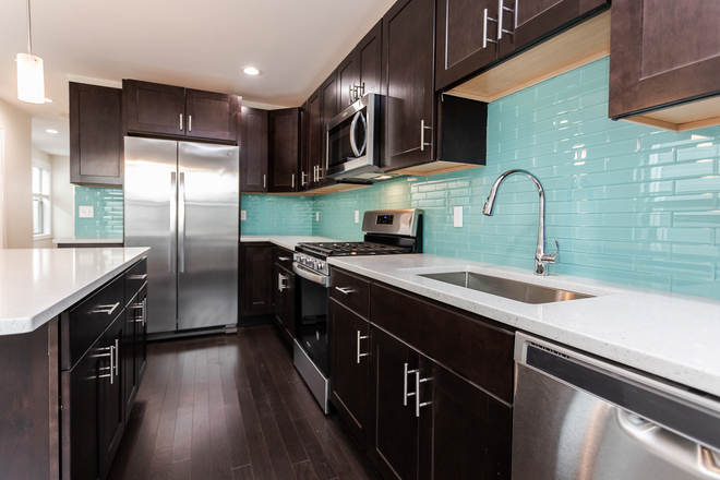 Call NOW for showings! 617-236-8600 - FULTON ST - MEDFORD AREA TOWNHOUSE 4BR W/ 4.5 BATHS, IN UNIT W/D, PRKNG AVAIL OR *6/1/2026*