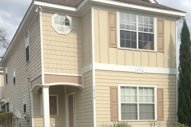 Exterior picture of house - The Hampton House (close to campus)