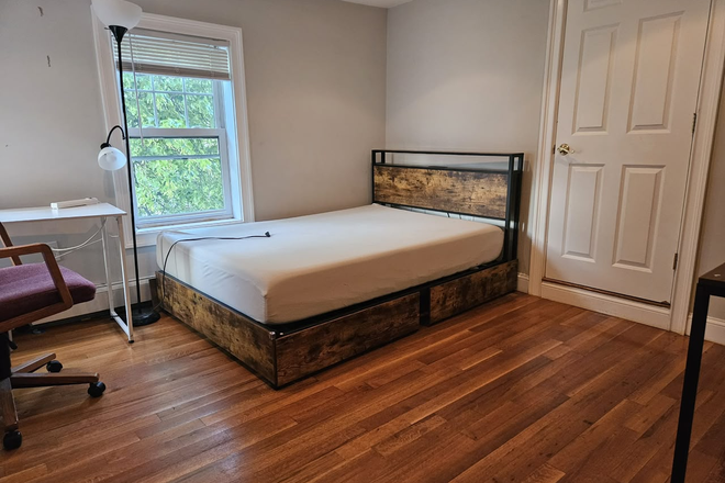 Bedroom - 1 Bed available in a 6Bed 2.5Bath house