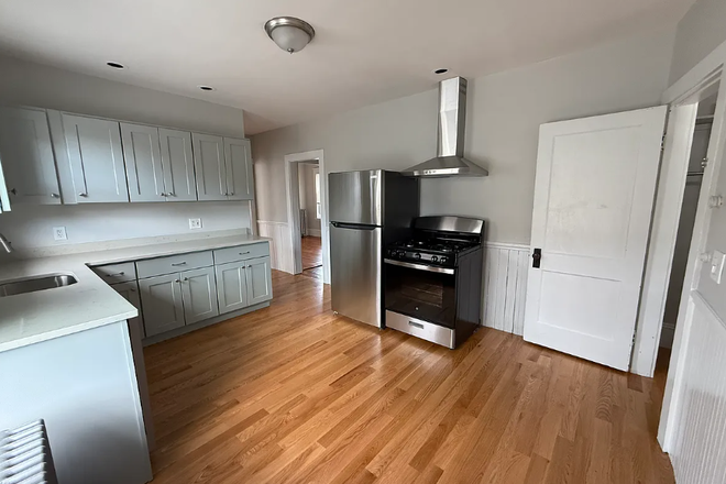Call NOW for showings! 617-236-8600 - QUINCY ST - HUGE RENOVATED 4BR NEAR TUFTS AVAIL *6/1/2026* W/ TNDM PRKNG, LNDRY IN BLDNG, 2 BATHS! Apartments