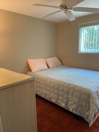 Bedroom available! New bed, hardly used. Quiet room. - Home in Orange, all female house - rent a room and focus on your studies!