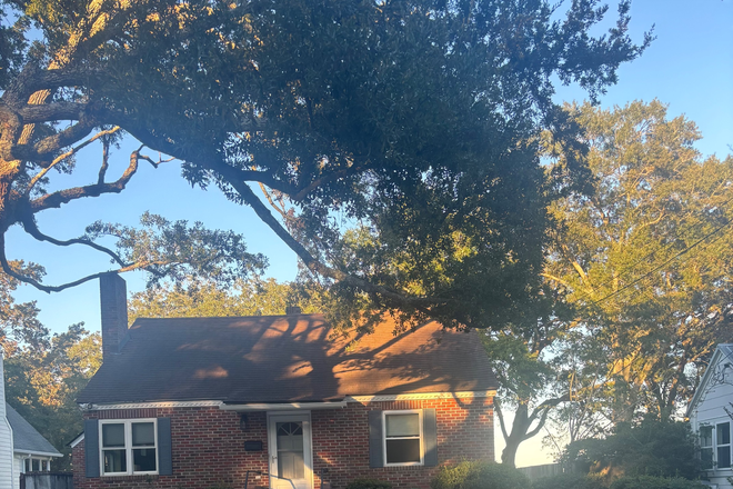 Front view of house - Neighborhood house 1 mile from campus