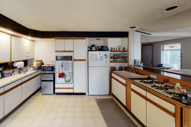 kitchen - 4 Bed 1 Bath (Medford) Apartments