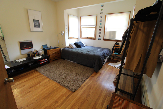 2 - Spacious apartment 4 blocks to the Central T.