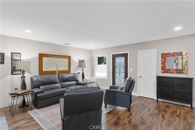 Front living room - Walk to Chapman and live with view of Disneys Fireworks House