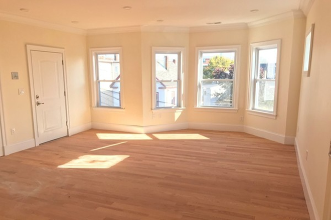 Sun filled living room - Condo,4beds 3 baths, 2+ Parking, Inman, Union, Central, 2 minutes to a Park