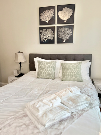 Room 3 Queen Bed - Furnished Rooms For Rents Triplex