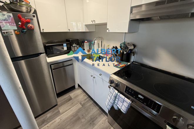Kitchen - *NO BROKER FEE* NEWLY RENOVATED STUDIO! Easy Commute to Campus!