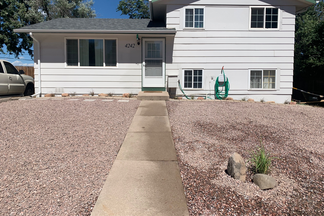 Great neighborhood and no fuss yard! - UCCS students Furnished home w/big yard 10 min from UCCS