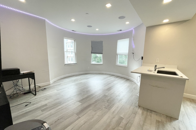 x - 113 Hillside St #3 – Mission Hill | 5 Bed / 3 Bath | 9/1/2026 Apartments