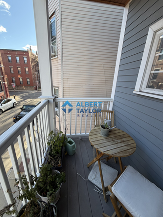 Back Porch - GORGEOUS 2-FLOOR 4Bed/2Bath - Steps from Campus!! Condo