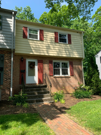 Outside Street View - Oak Manor Townhomes - Now Leasing for Fall 2025-2026