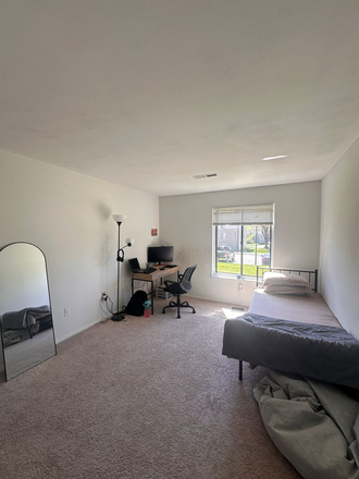 Bedroom for sublet - Foxridge Apartment