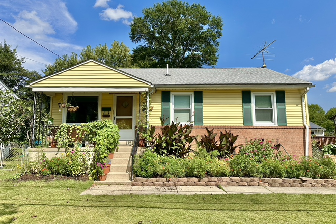 Home Sweet Home - 5 HUGE MASTER SUITES! GOURMET KITCHEN! LUXURY BATHS! NEW RENOVATION! FREE PARKING! AUG 2026! House