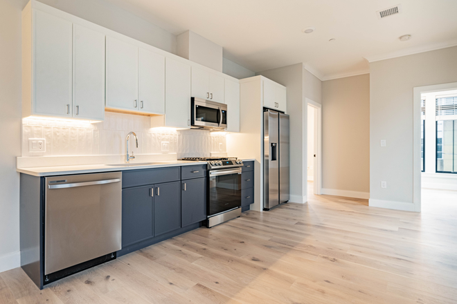 . - ***NO BROKERS FEE!!** Renovated 4 Bed / 2.5 Bath w/ LAUNDRY IN UNIT! Avail. NOW!!