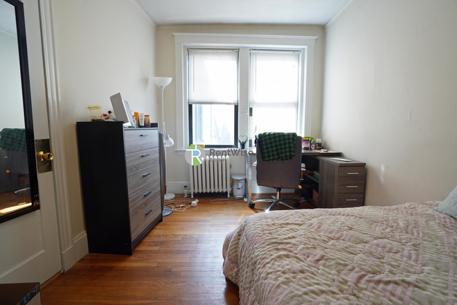 1 - June 2026 – Spacious Central Square 3 Bed • Heat & Hot Water Included • No Fee Apartments