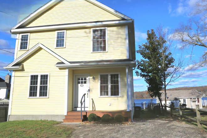 Front of house showing parking spaces - 190 Avery Shores