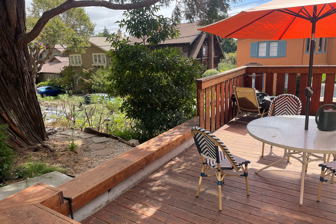 Deck and Walkway to studio's separate entrance - Cozy Studio in Walkable Berkeley Foothills Duplex