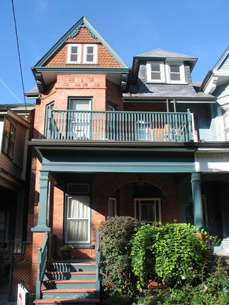 Street view - 2 Bedroom Basement Apartment in Harbord Village - All inclusive