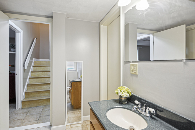 LOWER BATH - 4 BEDROOM COZY TOWNHOUSE