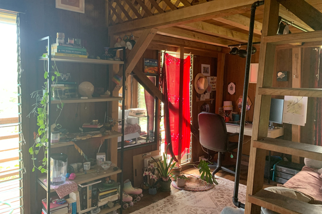Northwest bedroom - under the loft - Great household – welcome visitors friends house guests kids – bananas mangoes taro luau – Palolo