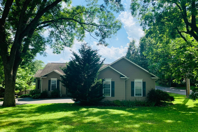  - 3 Bedroom, 2 Bath House in Downtown Blacksburg