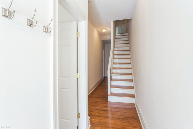 Entrance - 5 bed 3 bath Townhouse Available August 4th