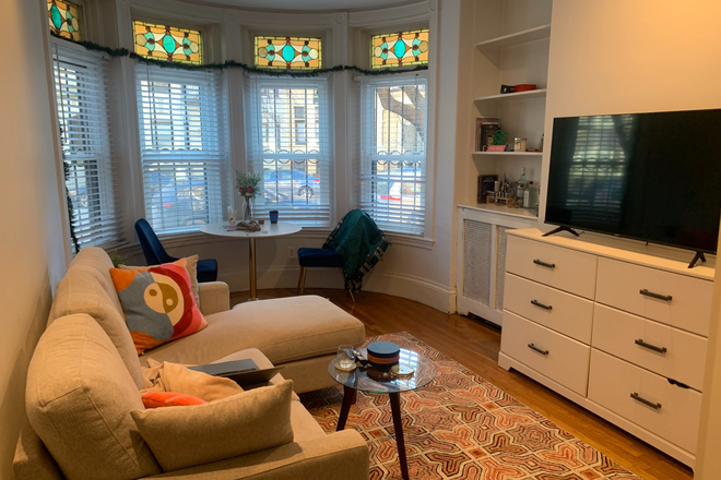 LIVINGROOM - FABULOUS 2 BED ON WESTLAND AVE  09/01 FRONT FACING **NO FEE** Apartments