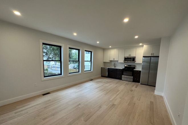 livingroom - UPDATED 6 BED/ 2 BATH AVAILABLE 2027. Duplex