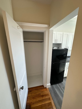 Hub Realty - Front facing renovated studio with dishwasher Apartments