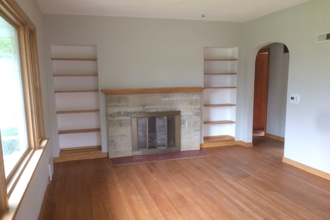 Living area - Walk to campus House