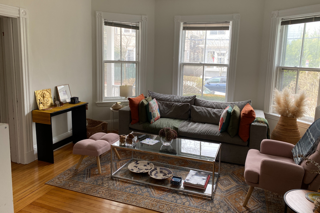 Living room partial view - Hrvd Sq Carver St Large 1 Bdrm Free Off St Pkng 1150 Sq ft 1 & 5 Min to Div/LawSch in Victorian Hse