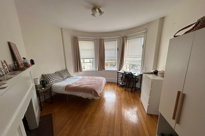 Bedroom 2: Big bedroom with decorative fireplace and three big windows - Big, Luminous Apartment