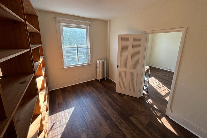 Den - Spacious 1 Bedroom in Charles Village Oakenshawe! Triplex