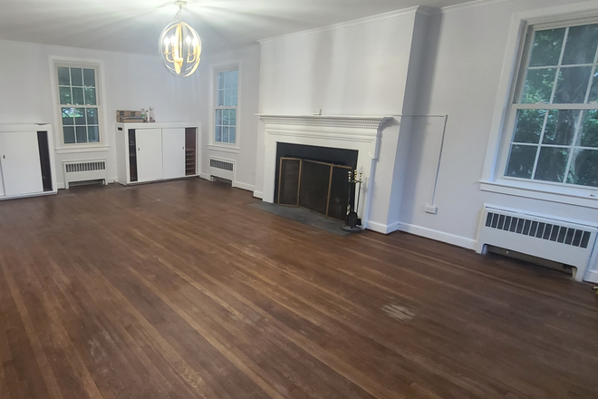 Living room - 5 Bedroom 2.5 Bath with Den in Old Town Calvert House