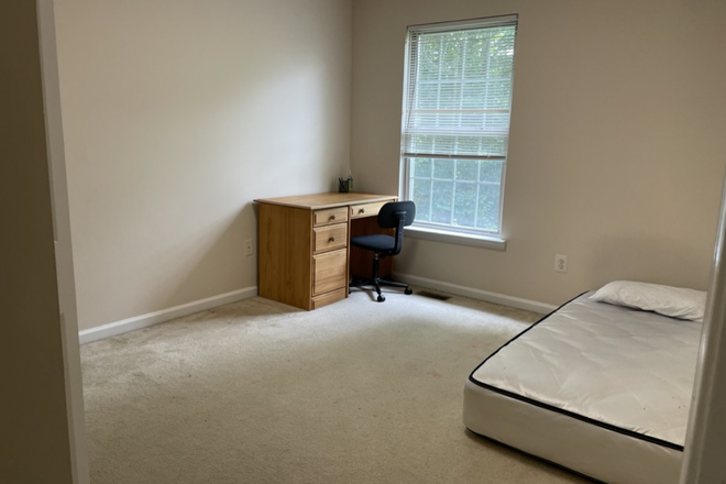 Bedroom - Sunny Private Room in a Spacious Townhouse  near Campus