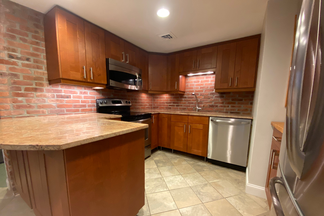 1 - Large 2 Bedroom on Gainsborough with private patio + renovated kitchen Apartments