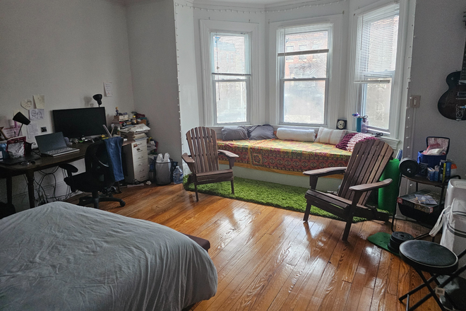 Bedroom - 1 Bedroom Available <5min walk to Homewood campus, ideal for grad students