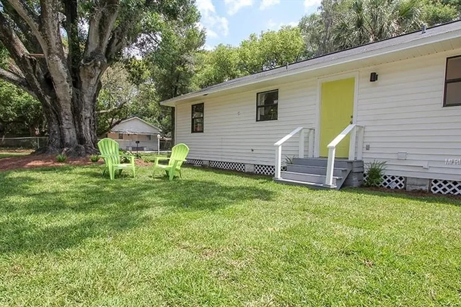 side yard - Private House