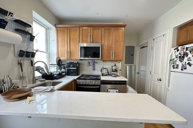 1 - No Fee Best Location Condo Quality 4 bed 2 bath 2 floors free in unit laundry 9/1!