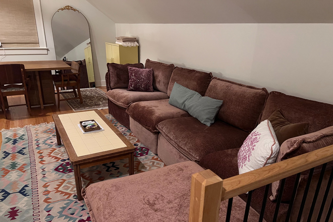 sofa - Roomy mother-in-law suite close to MUSC - private entrance Apartments